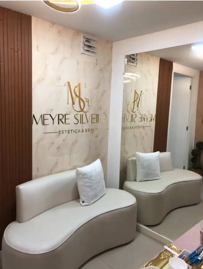 Sala de espera da Meyre Silveira Estética e Beauty, com poltronas claras e espelho